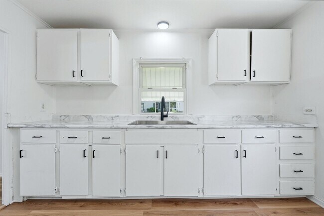 Foto del edificio - New 3 bedroom listing!