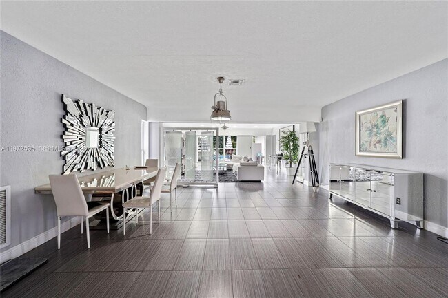 Building Photo - 2534 Monroe St