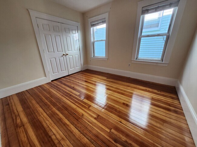 Foto del edificio - Third Floor 3 Bd 1 Bath Near JFK T Station w/ In Unit Laundry!
