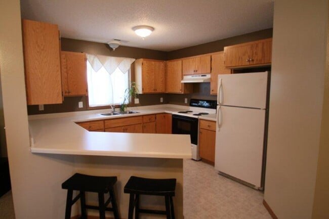 Building Photo - 3 Bedroom 2 Bath Townhome