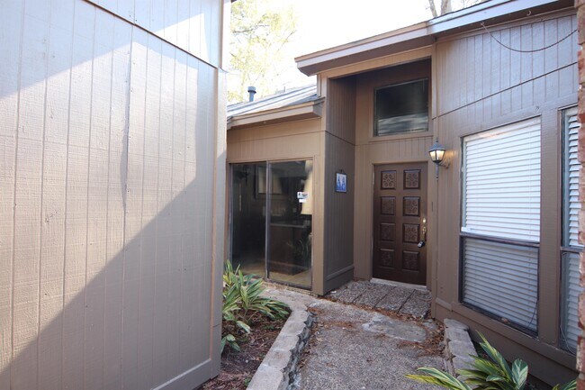 Building Photo - 4765 Folsom Dr