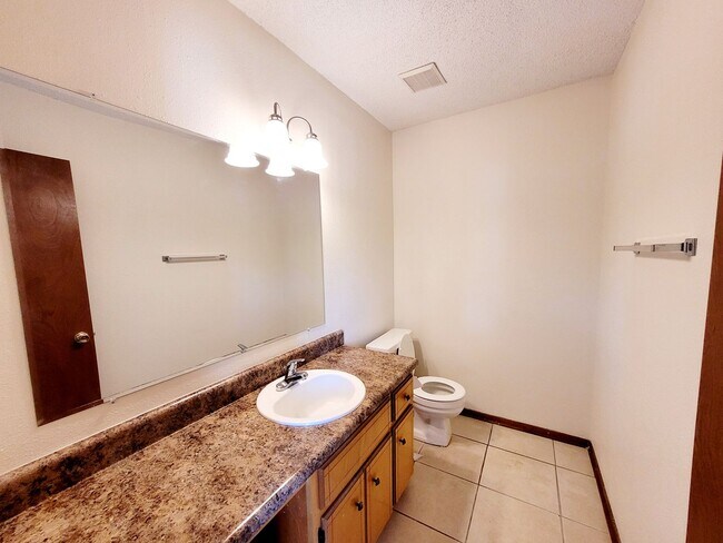 Building Photo - 2 Bed 1.5 Bath - Home in Pensacola