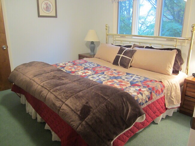 Master Bedroom - King Bed - 789 Laurelwood