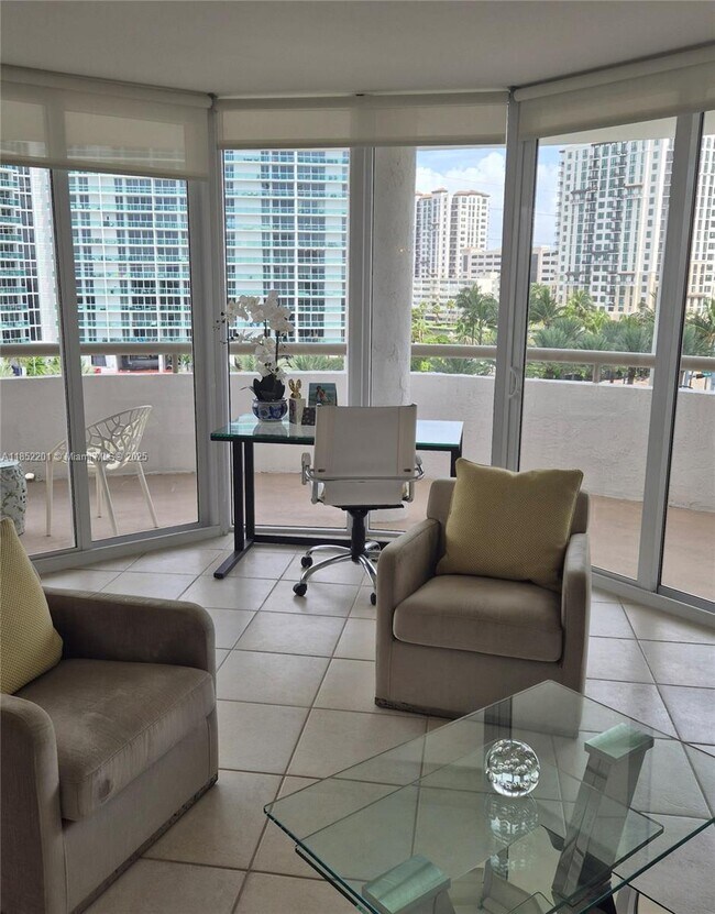 Foto del edificio - 15645 Collins Ave