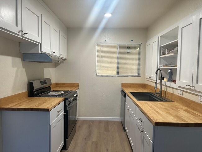 Foto del edificio - 4 Bedroom 2 Bath