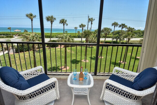 Terraza privada cubierta con vistas al océano y mosquiteras. - 5055 N Highway A1A