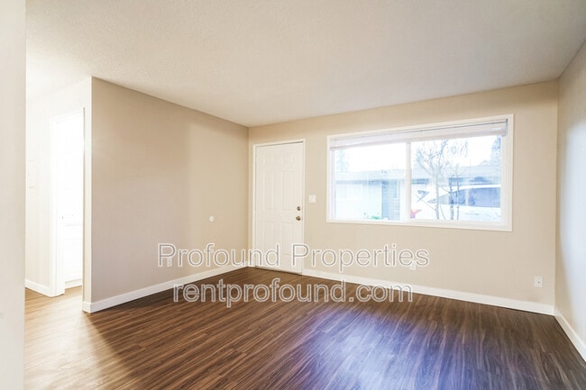 Building Photo - 736 SE 13th Ave