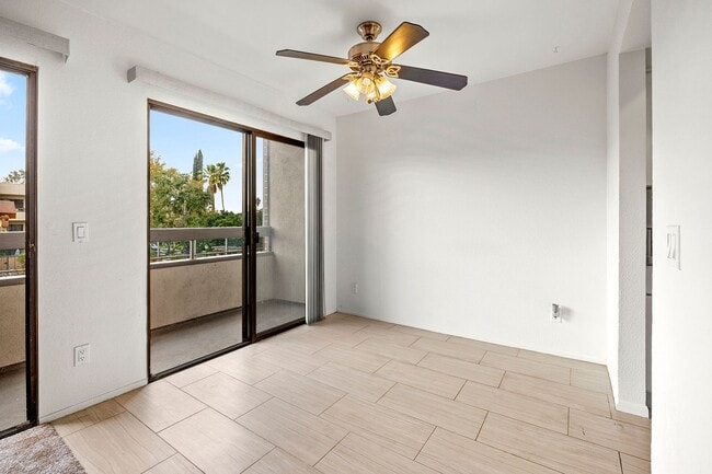 Building Photo - Live in the heart of Glendale