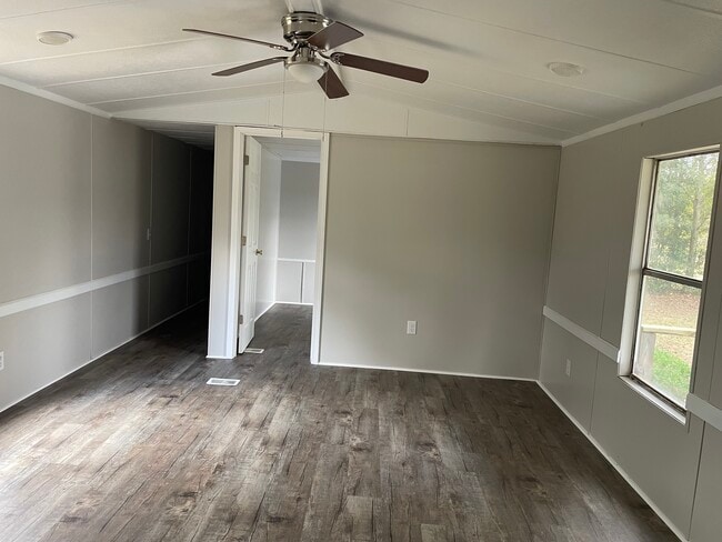 Building Photo - 176 Circle Dr