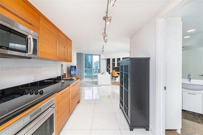 Building Photo - 475 Brickell Ave