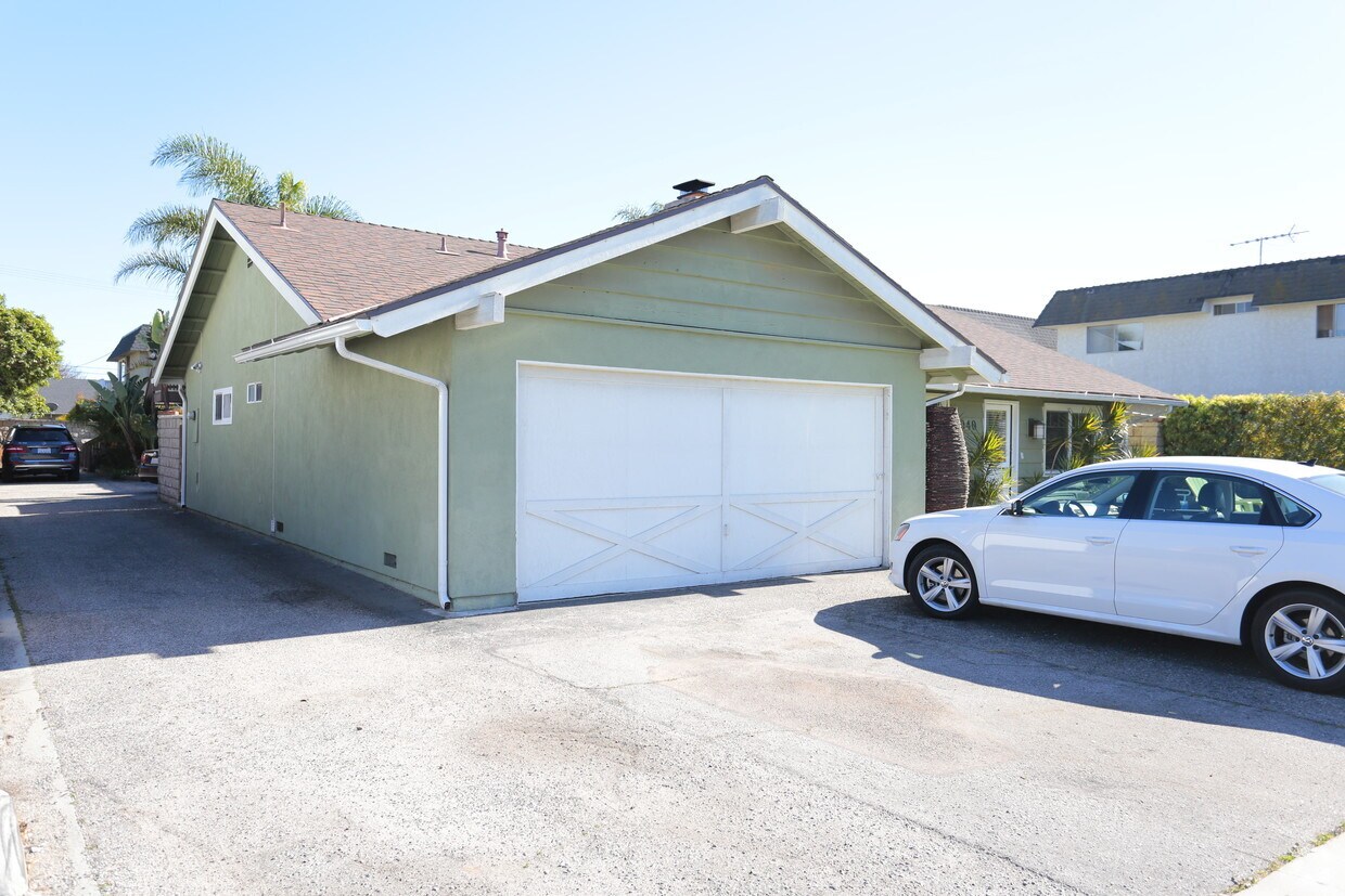 Building Photo - 2040 Garden Ln