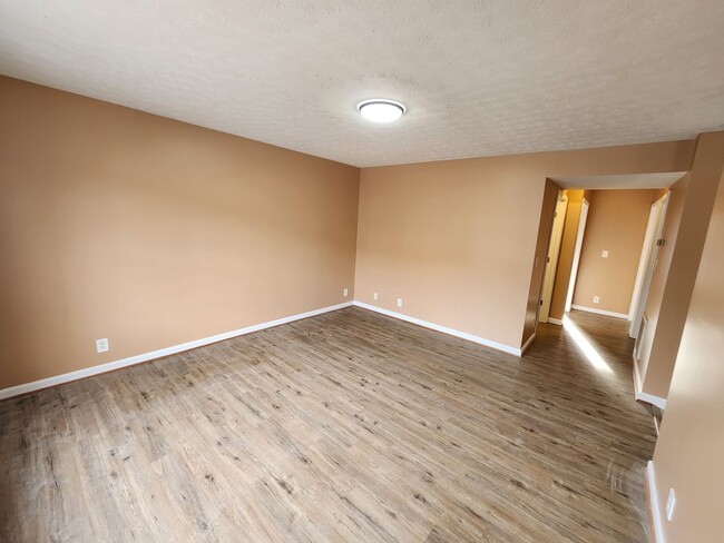 Building Photo - Spacious 2 bedroom 1st floor apartment wit...