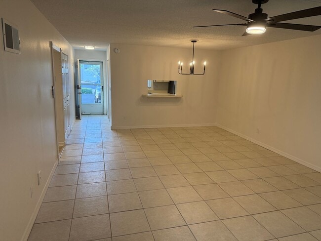 Foto del edificio - Beautiful Beachside Condo in the Heart of Ormond Beach  $1300