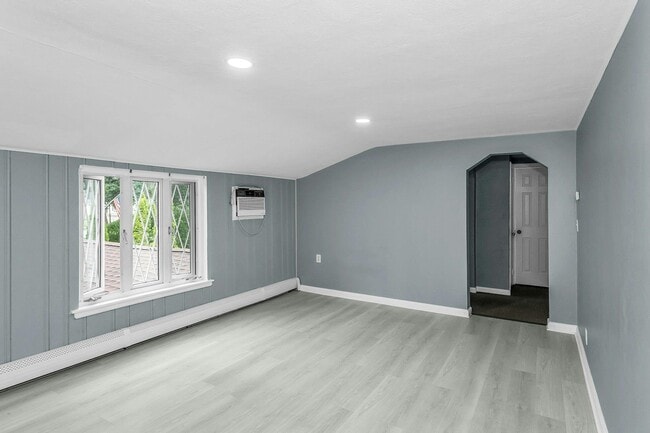 Building Photo - 95 E Shore Dr