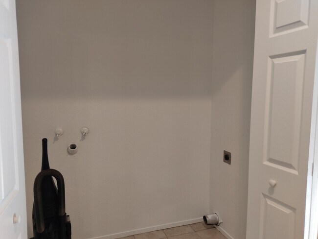Building Photo - 564 Pirinen Ln