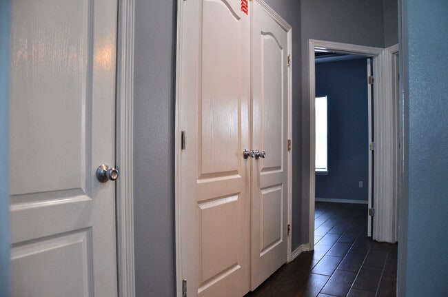 Foto del edificio - 3012 Basil Dr