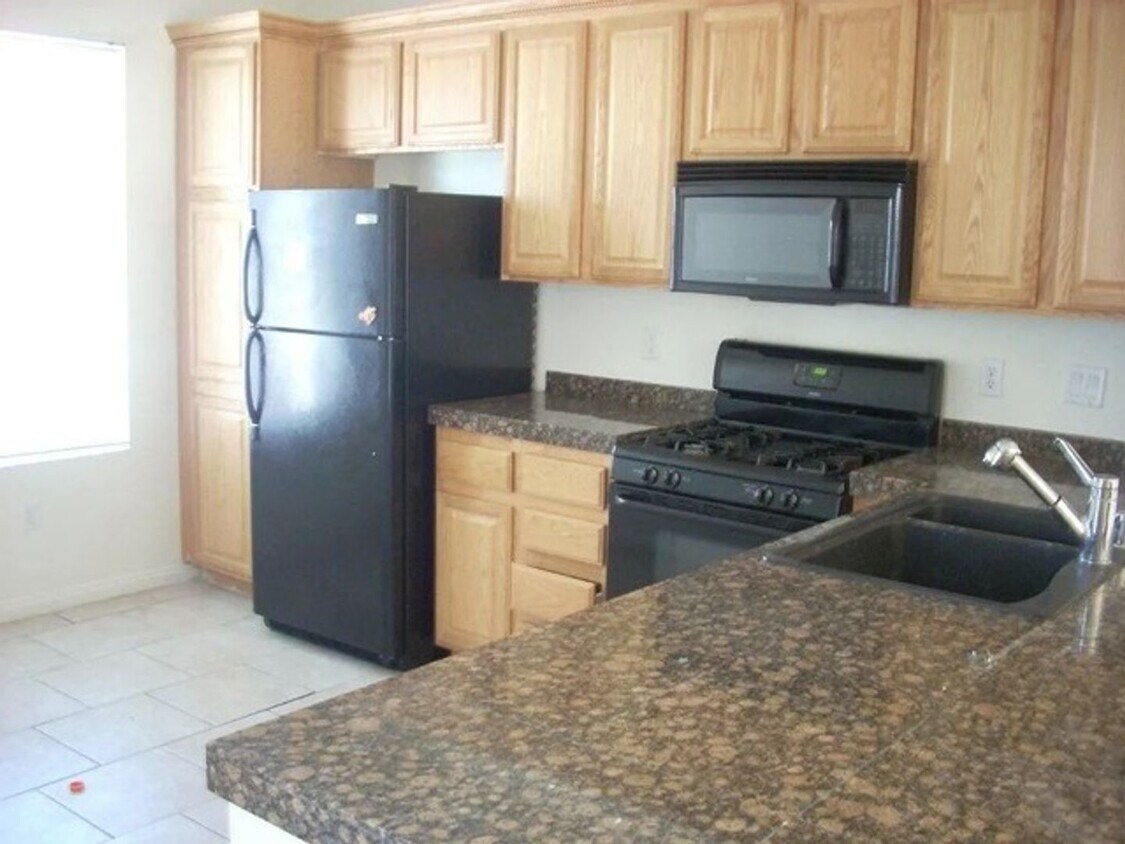 Primary Photo - 2 Bedroom 2.5 Bath near S. Jones & W. Wind...