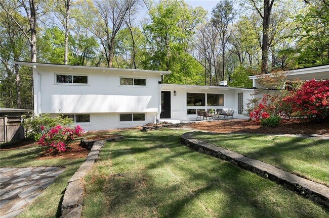 Foto del edificio - 1690 Cotswold Dr NE