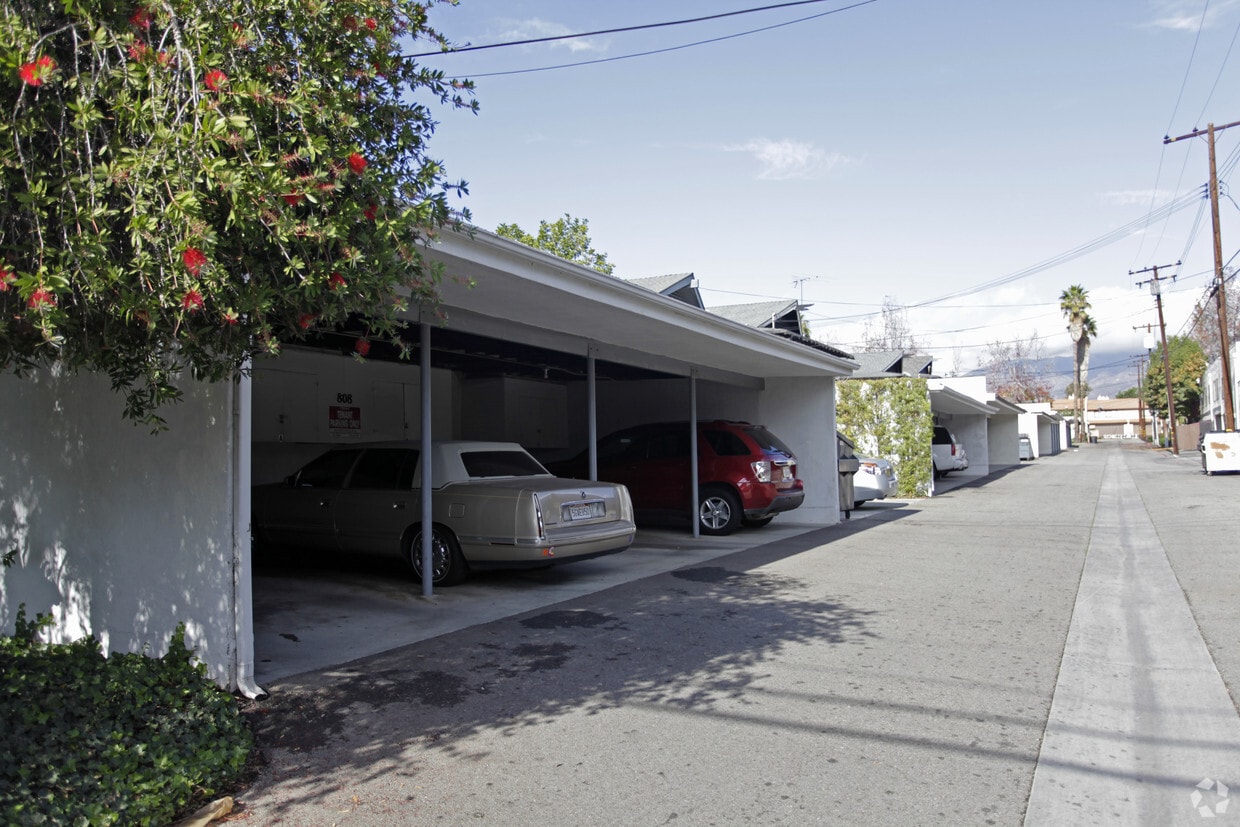 Building Photo - 808-812 N Redding Way