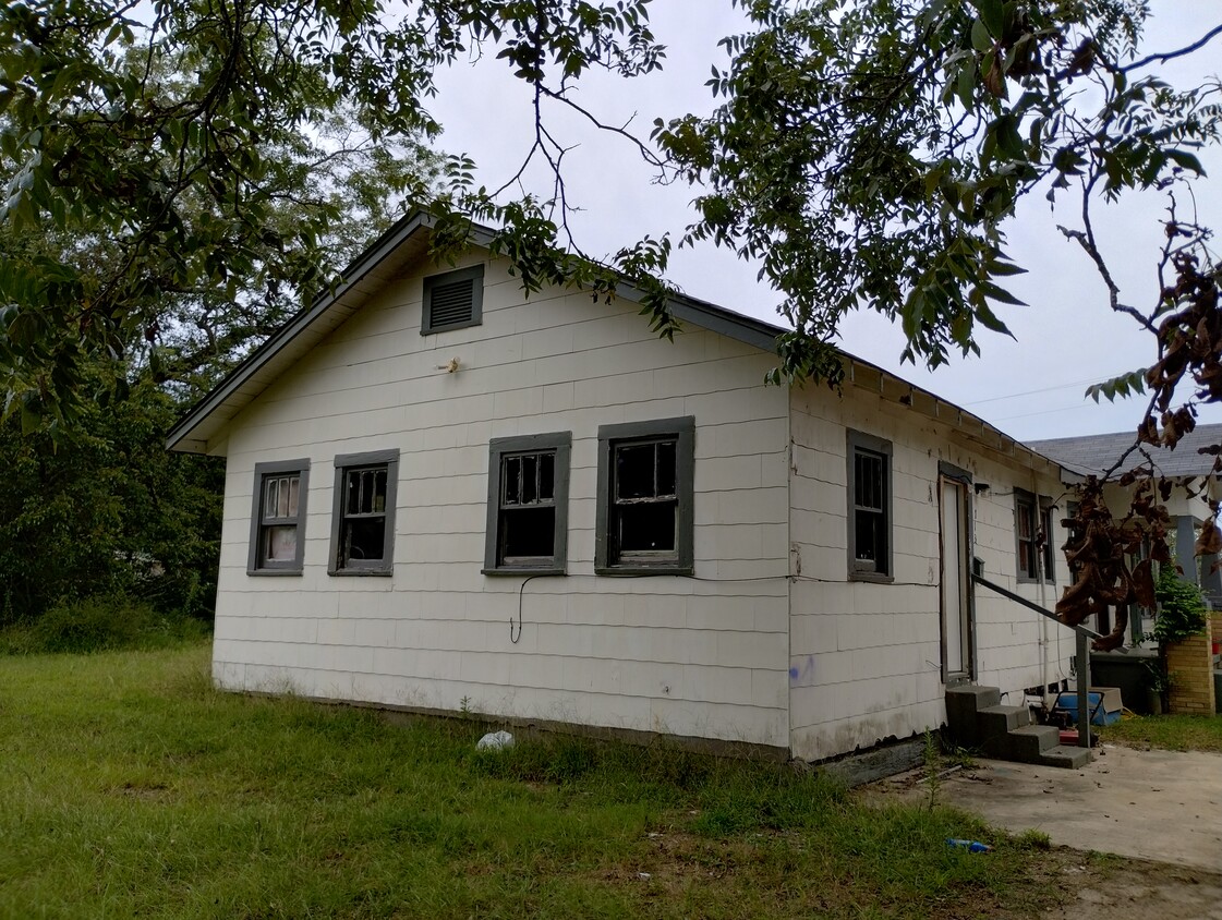 Duplex in a Big Lot in Quiet Corner - 113 Progress St