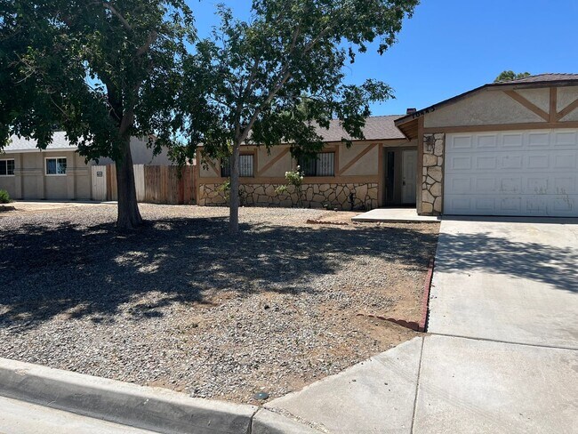 Building Photo - 3 bedroom 2 bathroom available in Adelanto!