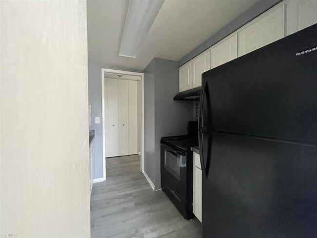 Building Photo - 2 br, 2 bath Condo - Shoreline East Condom...