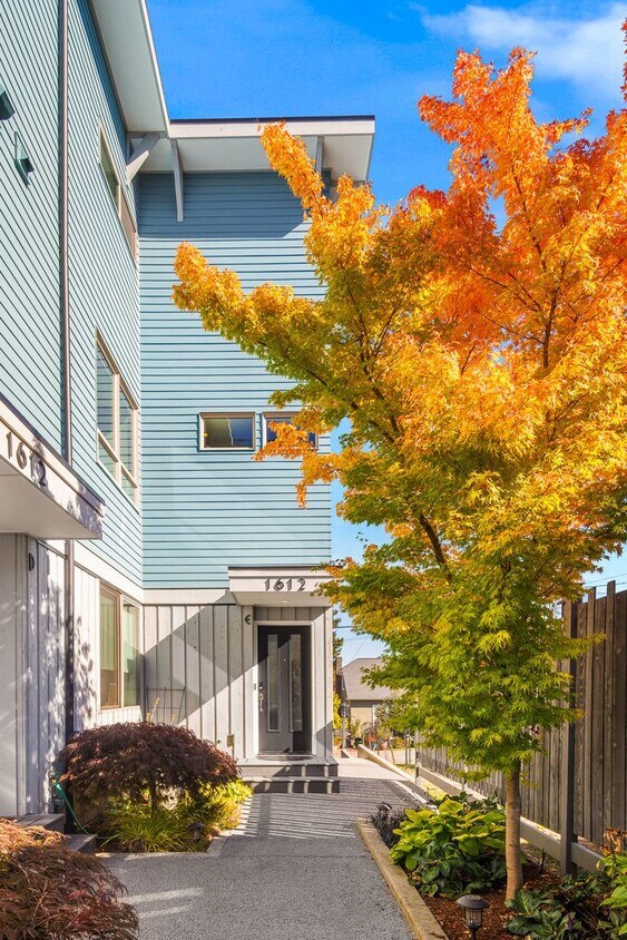 Primary Photo - West Seattle/Admiral Luxury Townhome with ...
