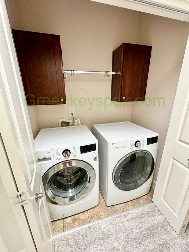 Foto del edificio - Secure and Beautiful 3-Bedroom 2.5-Bathroo...