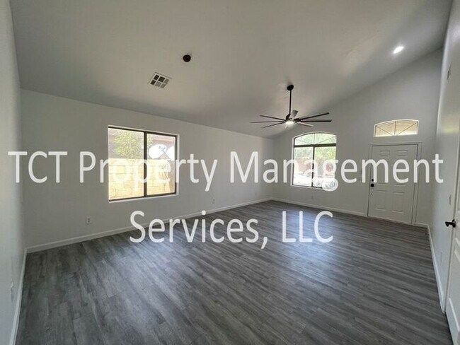Foto del edificio - Large 6 Bedroom with Grass Backyard!
