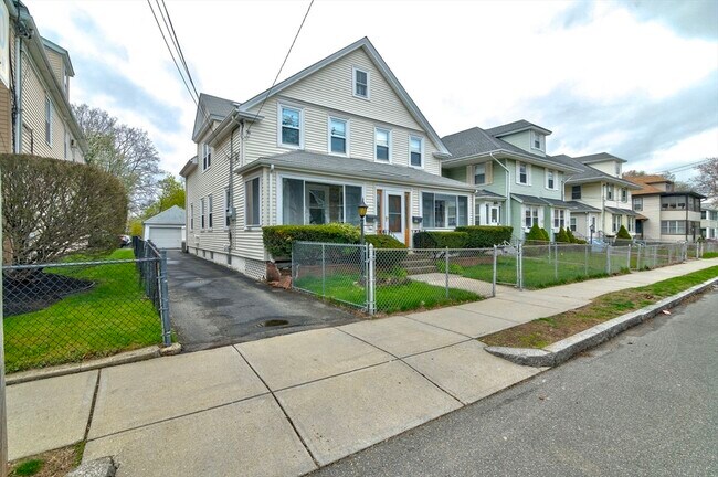 Foto del edificio - 88 Glover Ave