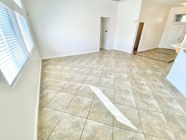 Building Photo - ADORABLE SINGLE-FAMILY HOME! 3 BEDROOM / 2...