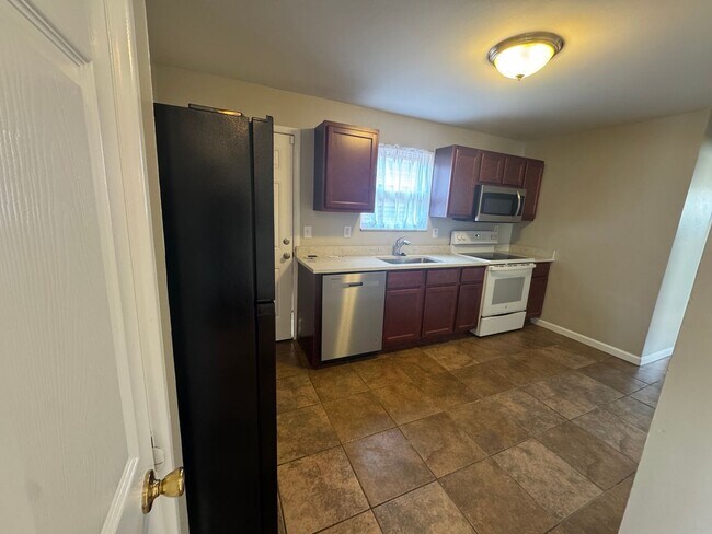 Building Photo - 2 Bedroom Brick Ranch with Garage
