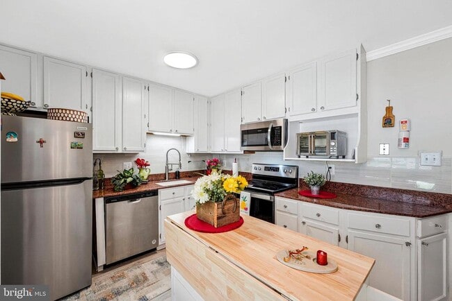 Foto del edificio - 7520 Clemson Ct