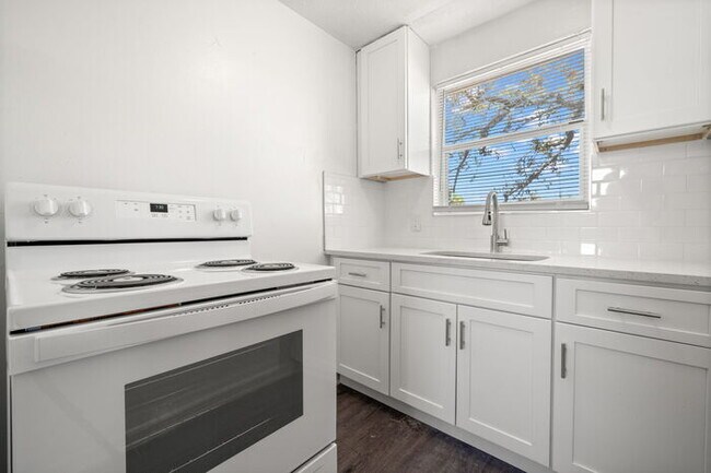 Foto del edificio - Newly Renovated Condo For Rent in St Peter...