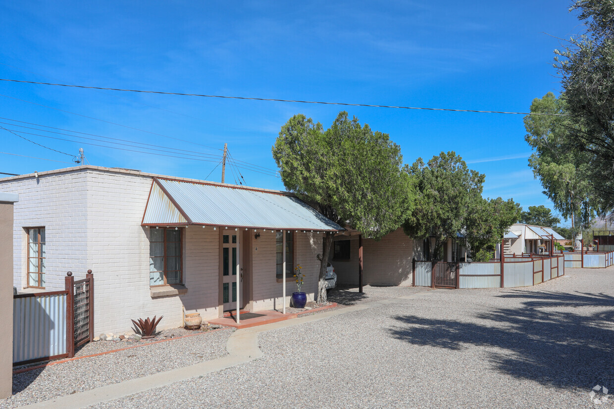 Primary Photo - 1923 E Copper St