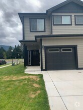 Building Photo - 1733 SE Kids Way