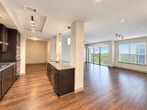 Building Photo - 10401 Town & Country Way