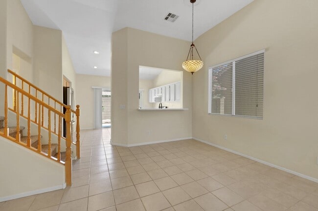 Foto del edificio - This beautifully updated 2-bedroom home is nestled in a gated community