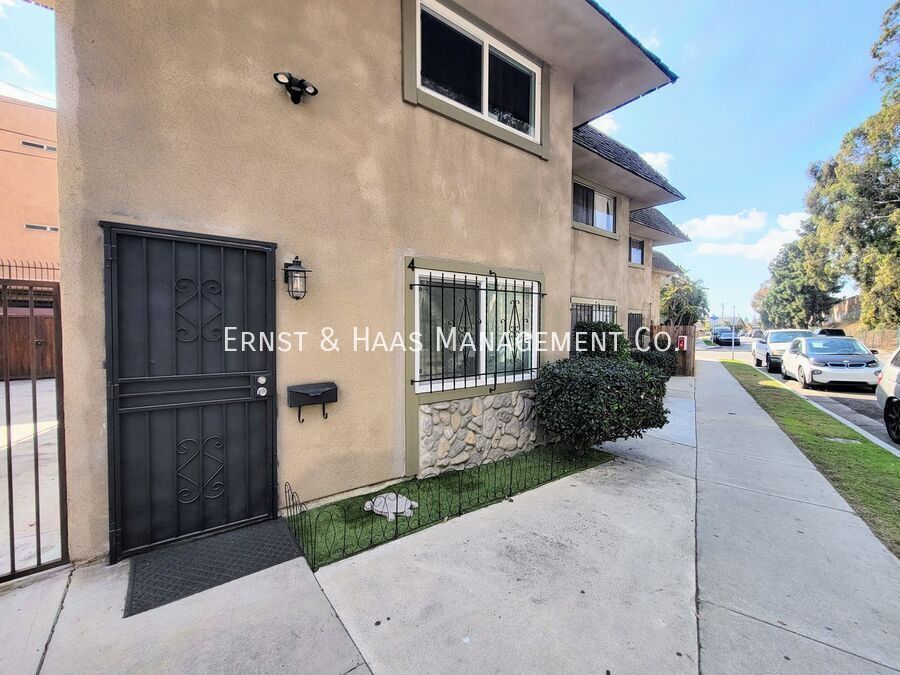 Foto principal - Beutifully Remodeled 2 Story Townhome with...