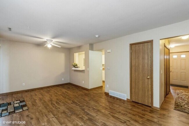 Foto del edificio - Super cute, 2 story townhome in West Ames