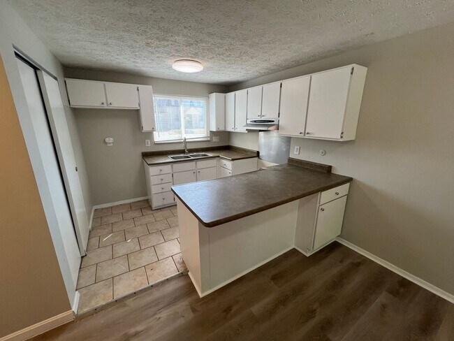 Building Photo - 3 Bedroom 1 and a Half Bathrooms Multi Sto...