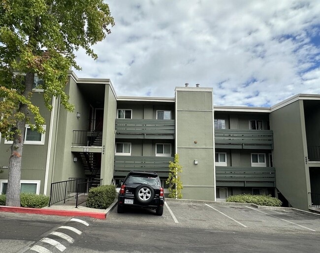 Building Photo - 4004 Farm Hill Blvd