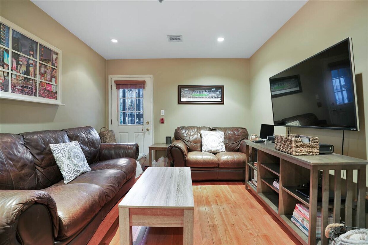 Primary Photo - 221 Clinton St