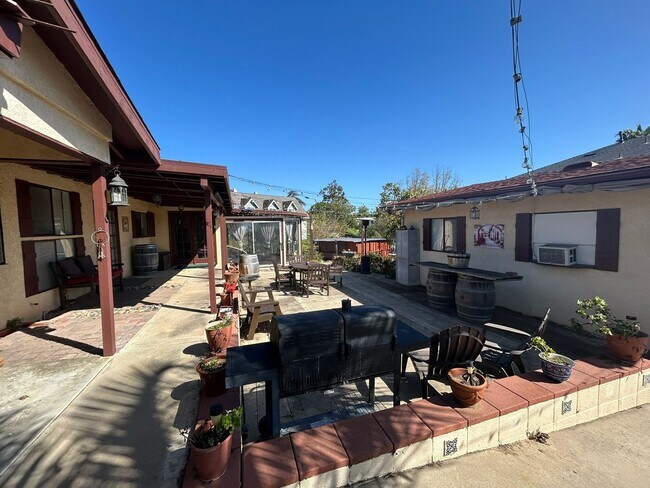 Foto del edificio - Cozy 2-Bedroom Duplex with Fireplace & Sunroom in Vista – Don’t Miss Out!