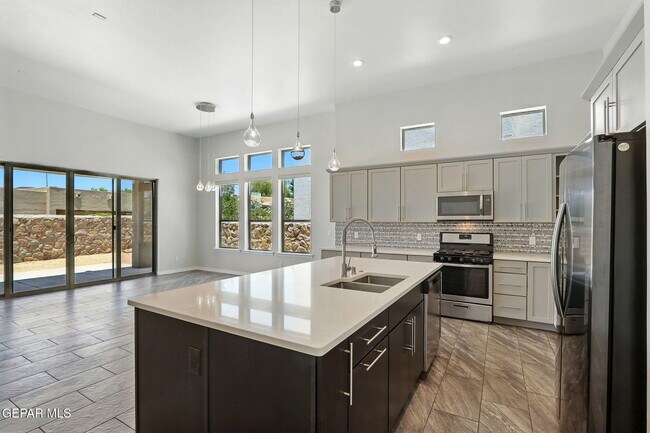 Foto del edificio - 7325 Steve Degroat Ln