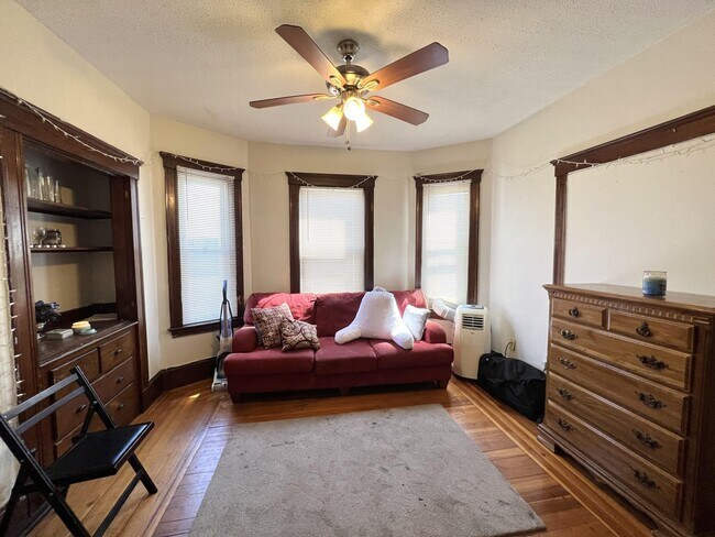 Foto del edificio - 223 Highland Ave