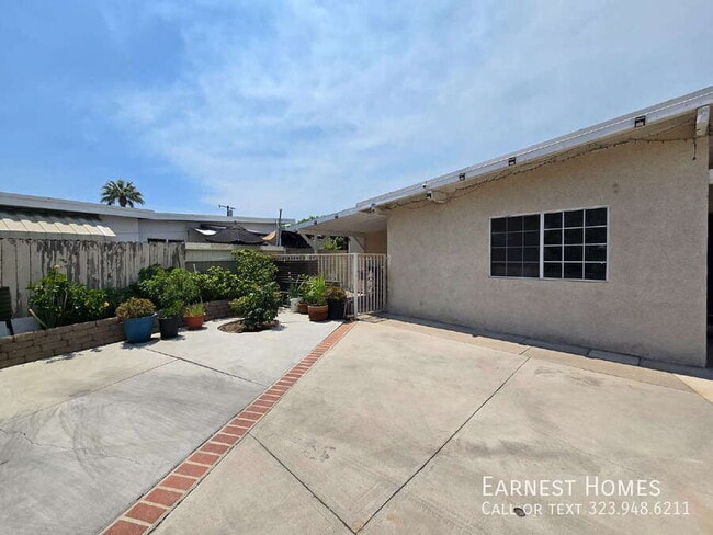 Building Photo - 9537 Rincon Ave