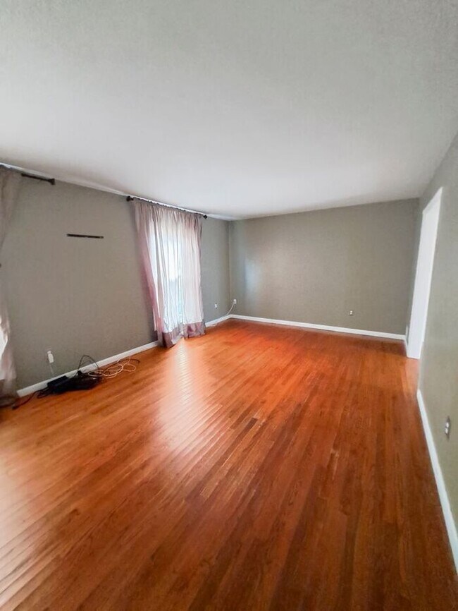 Building Photo - Pet Friendly 4 Bedroom/3 Bathroom SFH in S...