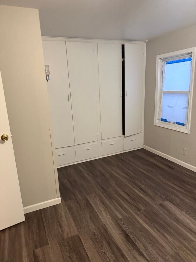 Building Photo - 2 bedroom house