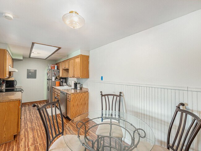 Foto del edificio - Remodeled 2 Bedroom 1 Bathroom Condo in De...